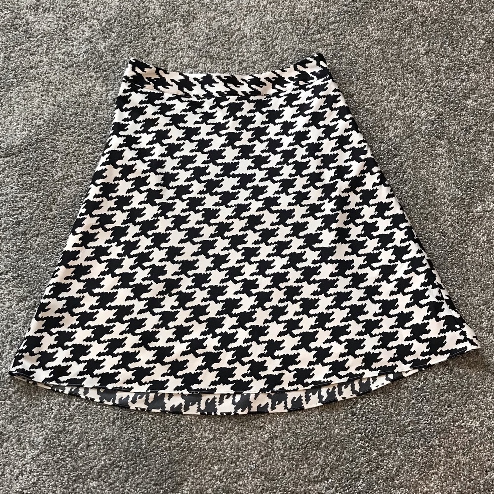 Banana Republic silky houndstooth skirt / Size 2